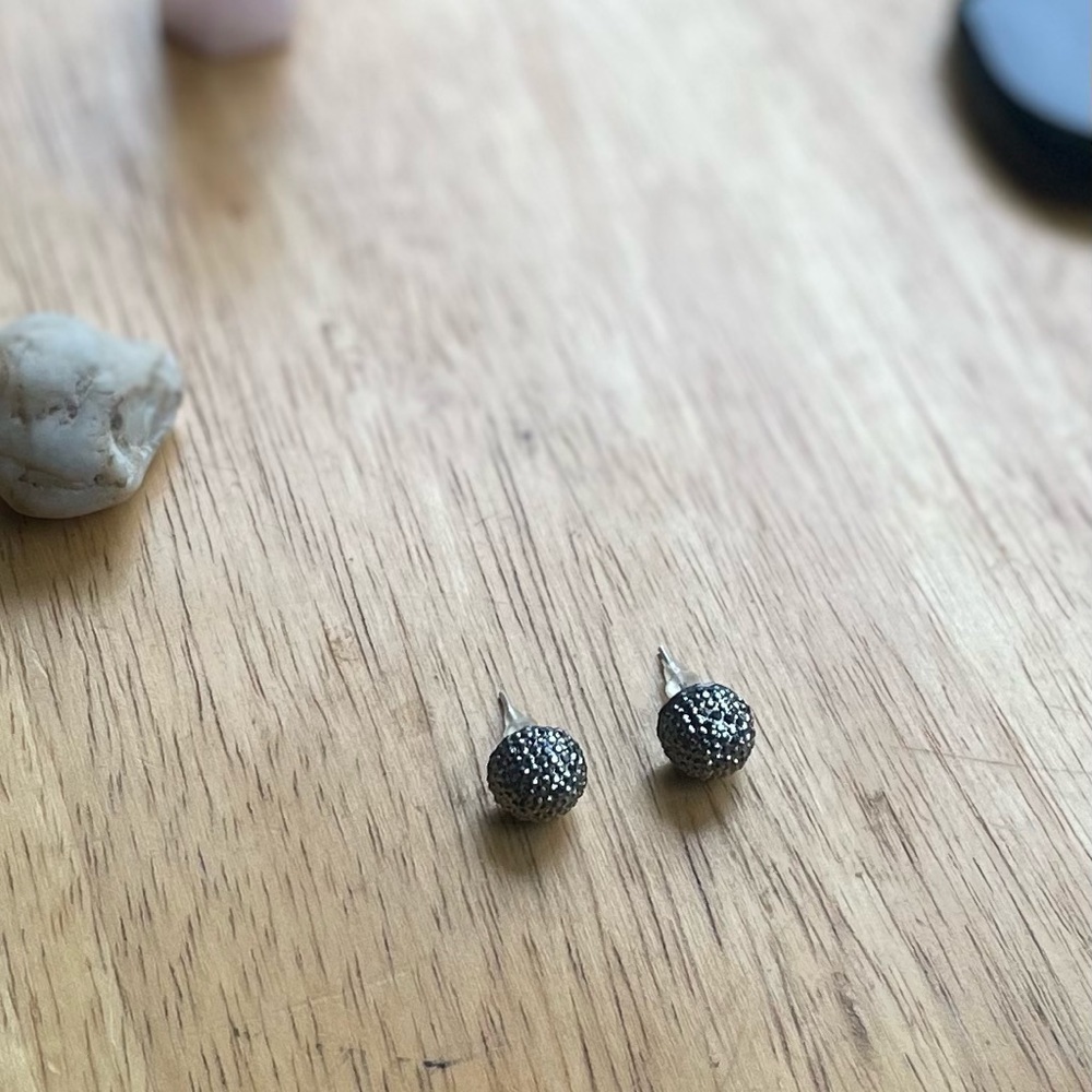 Glitter Ore Stud Earrings